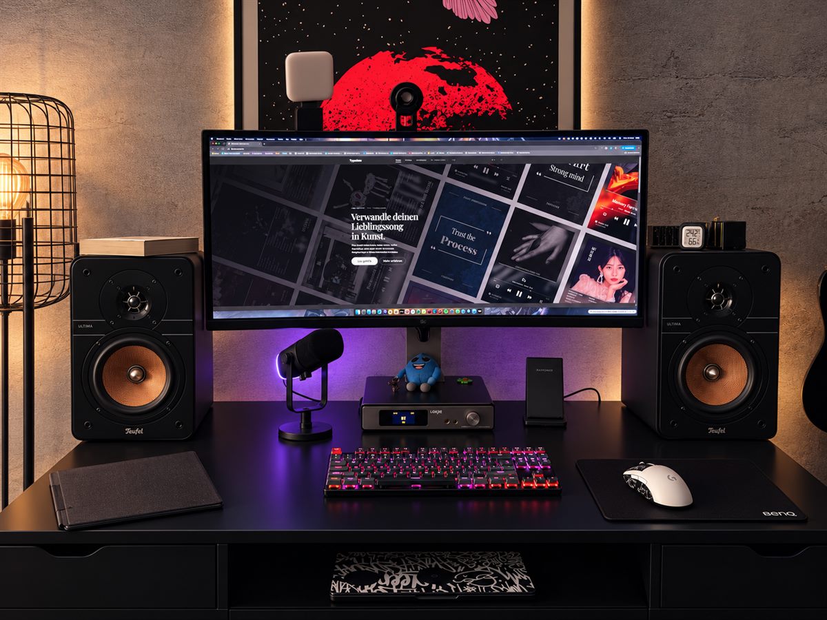 Arbeitsplatz mit Monitor, auf dem ein Website-Entwurf zu sehen ist
