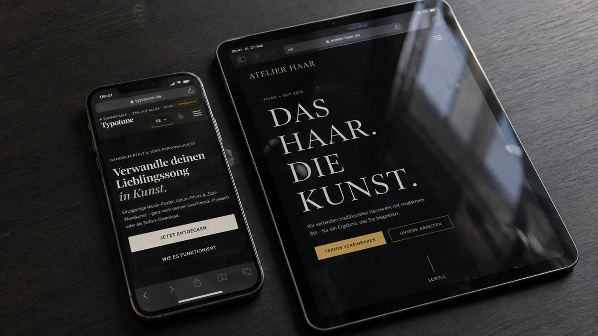 Smartphone und Tablet, die jeweils eine Website in mobiler Ansicht zeigen